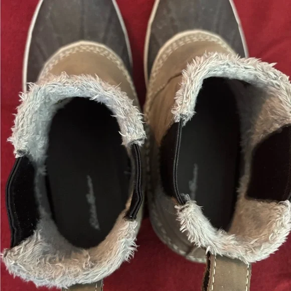 Eddie Bauer Black and Gray Boots with White Stitching - Picture 3 of 8